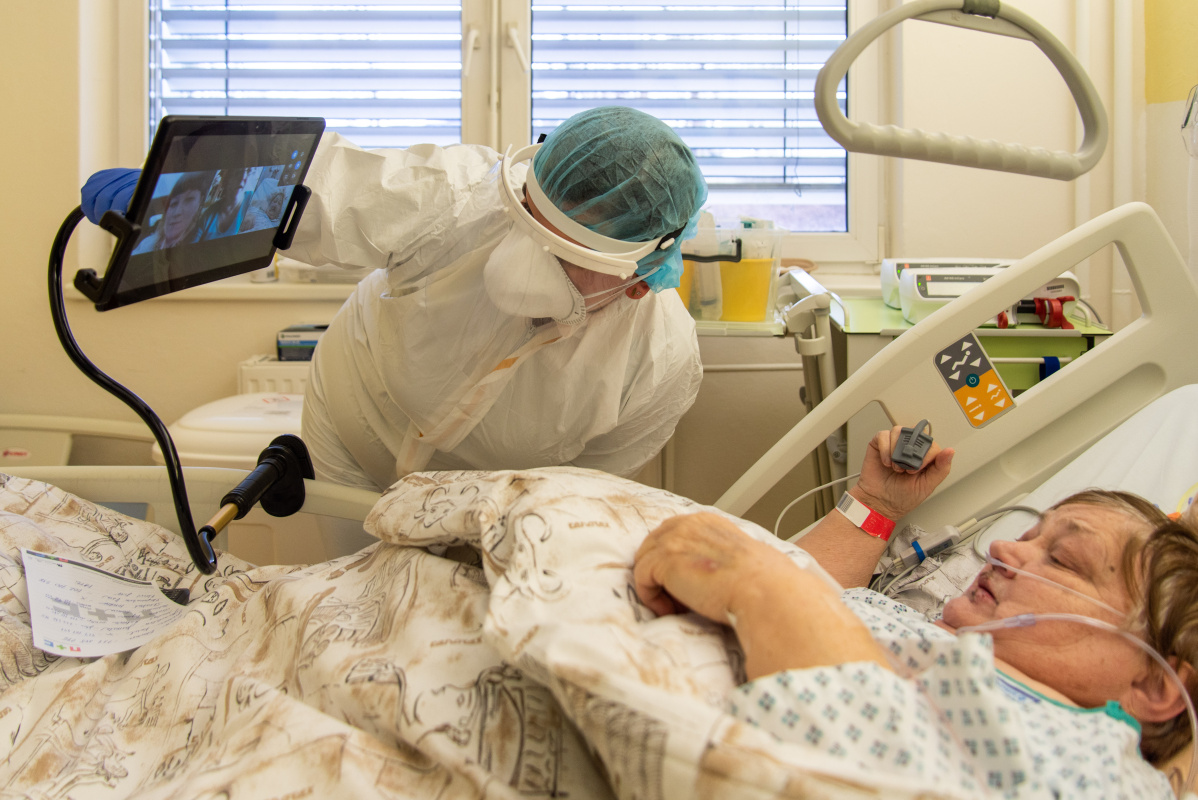 Zdravotník poskytuje péči pacientovi za pomoci vzdálené videokonzultace
