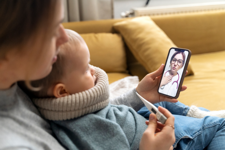 Matka s dítětem konzultuje zdravotní stav přes videohovor s lékařem na mobilu